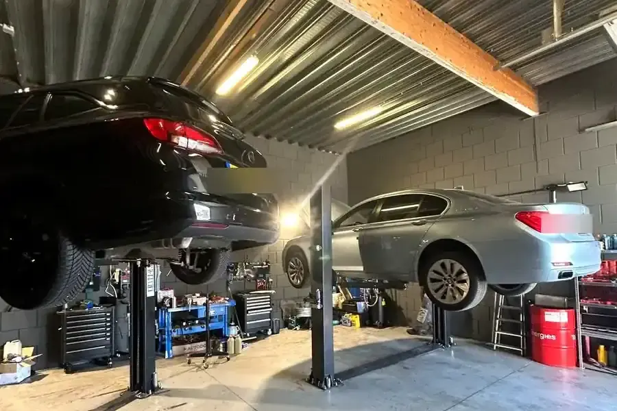 Машины на подъёмниках в мастерской AutoJet в Алмере