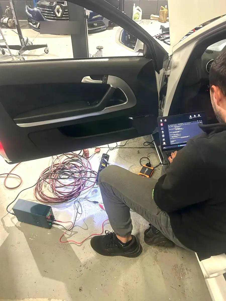AutoJet mechanic reading a car’s fault codes with diagnostic equipment in the workshop in Almere